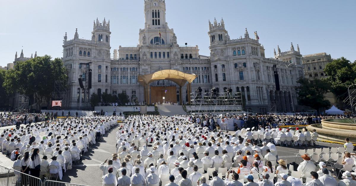 Vista general de la plaza Cibeles donde el papa León XIV oficia la misa del Corpus Christi, este domingo, en Madrid