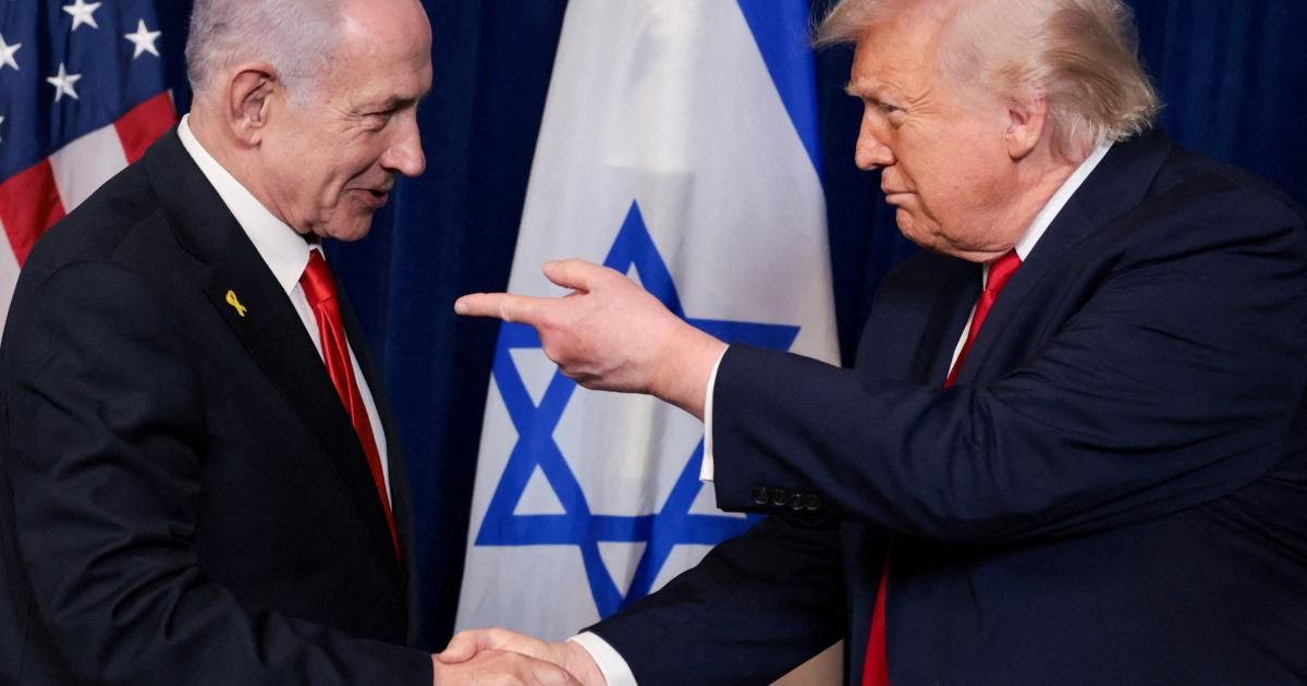 El presidente de EEUU, Donald Trump, señala con el dedo al primer ministro israelí, Benjamin Netanyahu, mientras se dan la mano en el club Mar-a-Lago de Trump en Palm Beach (Florida), el 29 de diciembre de 2025.