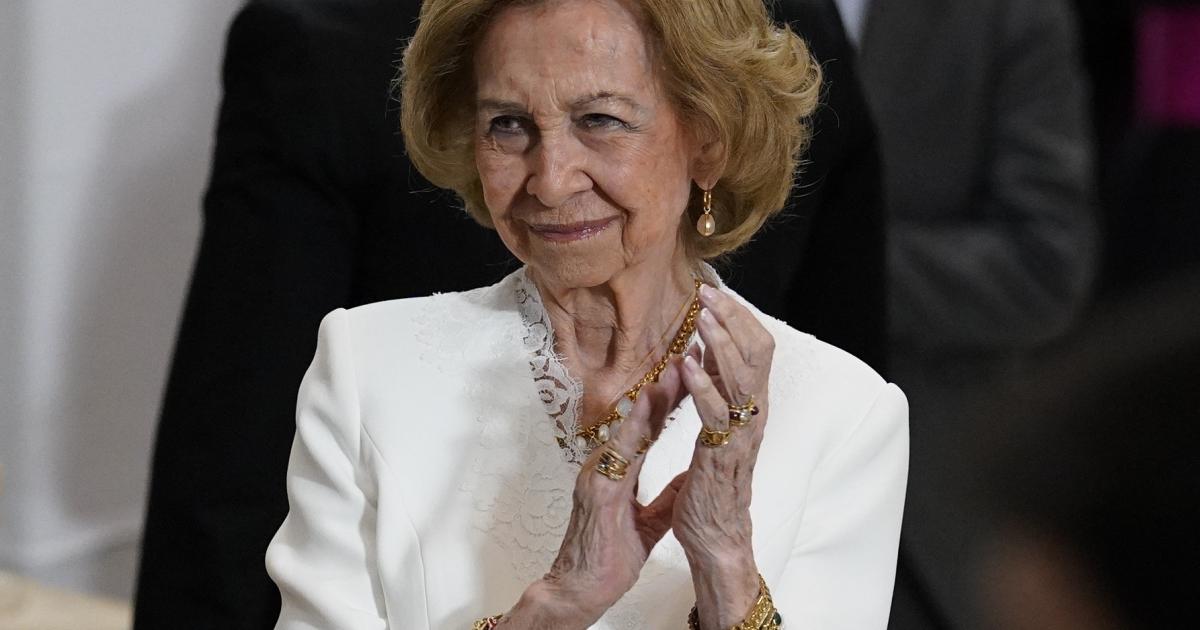 La reina Sofía haciendo uso del privilegio de blanco en el acto de oración y homenaje a la Virgen de la Almudena junto al papa León XIV
