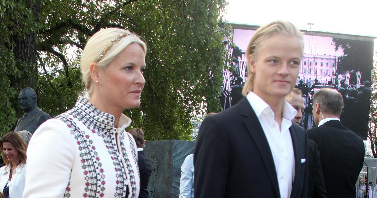 Mette-Marit de Noruega y su hijo Marius Borg Høiby en un acto público