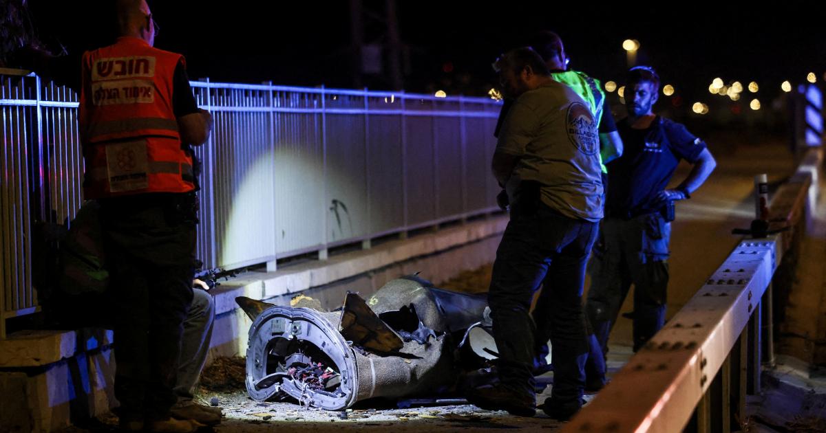 Personal de seguridad israelí, junto al fragmento de un proyectil iraní, tras un ataque con misiles lanzado en el norte del país, el 8 de junio de 2026.