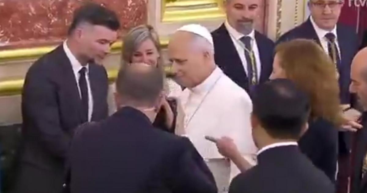 Rufián saluda al papa León XIV