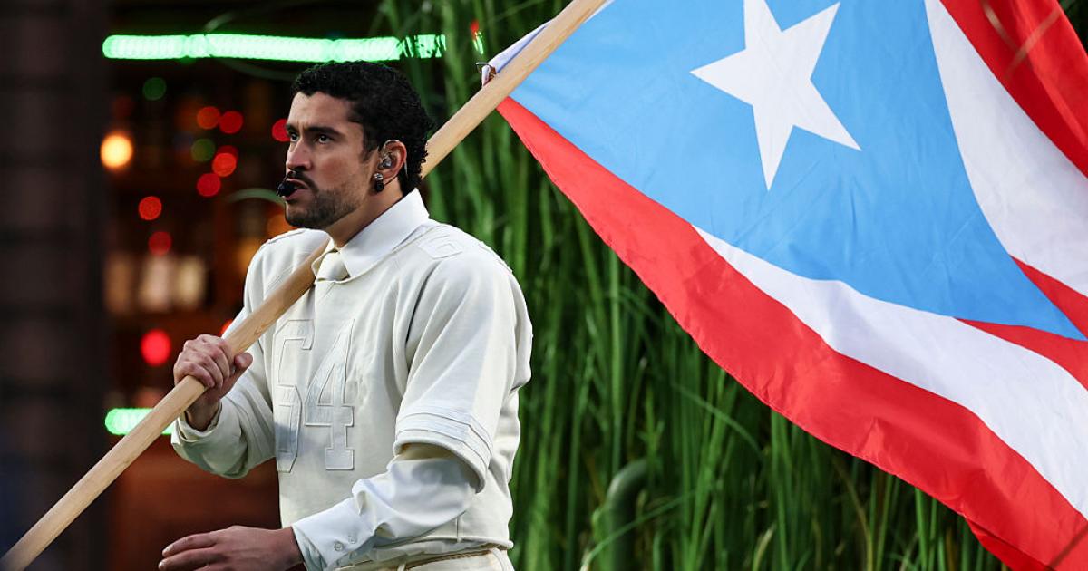 Bad Bunny con la bandera de Puerto Rico en la Super Bowl.