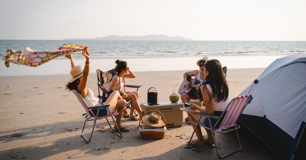 Jóvenes, en una playa