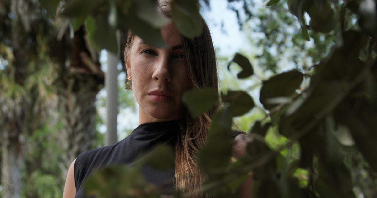 Marina Lacerda, sobreviviente de los abusos de Jeffrey Epstein, posa en Parkland (Florida), el 20 de abril de 2026.