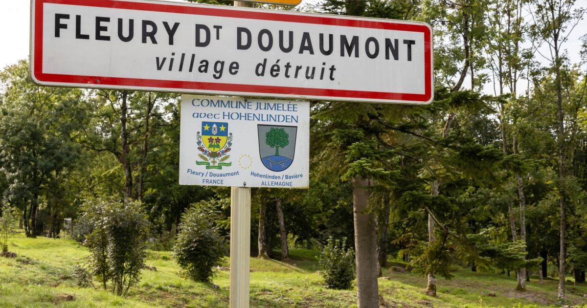 Cartel del pueblo destruido durante la Gran Guerra en Francia.