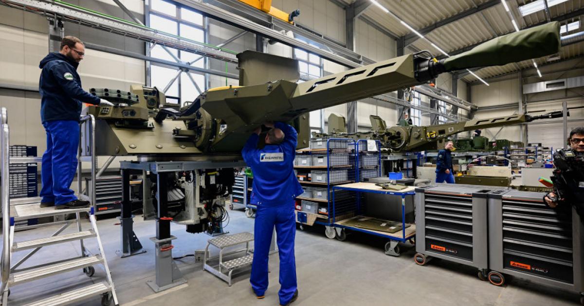 Empleados trabajan en una línea de producción de tanques del contratista de defensa alemán Rheinmetall, el 12 de febrero de 2024 en Unterluess (Alemania).