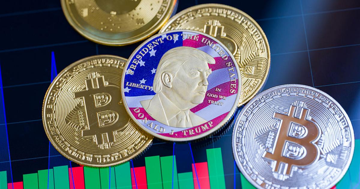 Imagen ilustrativa de la criptomoneda meme de Donald Trump y las bitcoin.