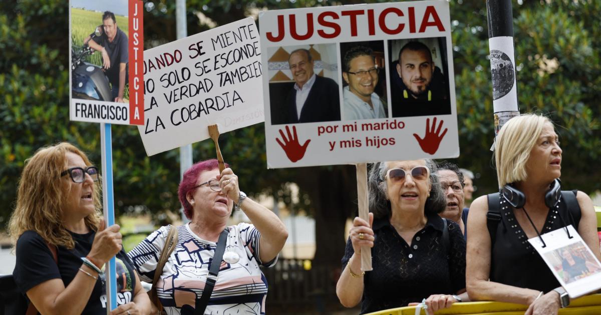Representantes de las principales asociaciones de víctimas de la dana se han concentrado este miércoles frente al juzgado de Catarroja