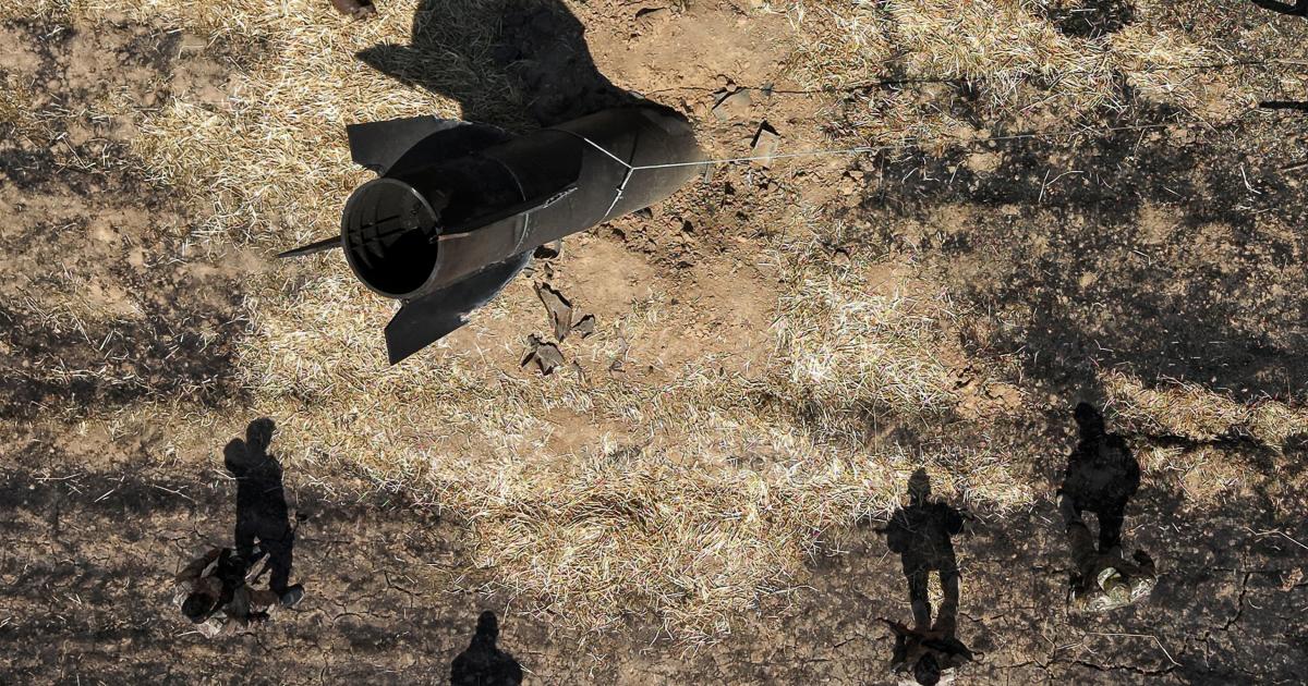 Una imagen tomada con un dron muestra a los equipos de ingeniería militar trabajando en el lugar donde cayó un misil iraní cerca de Damasco (Siria), el 9 de junio de 2026.