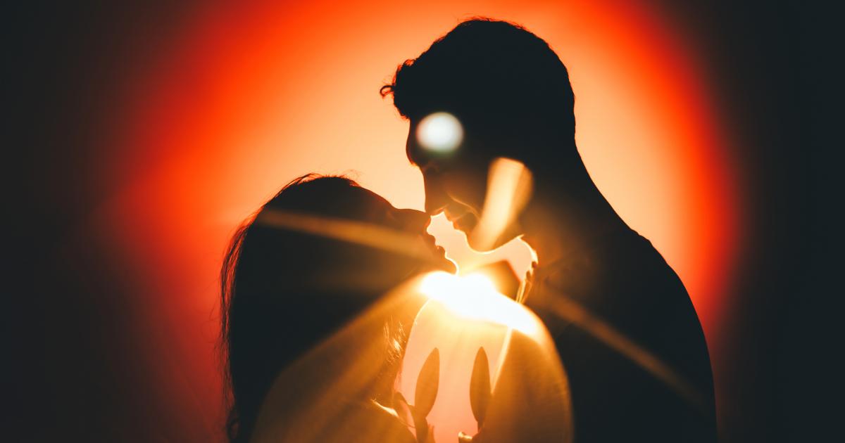 Una pareja se besa