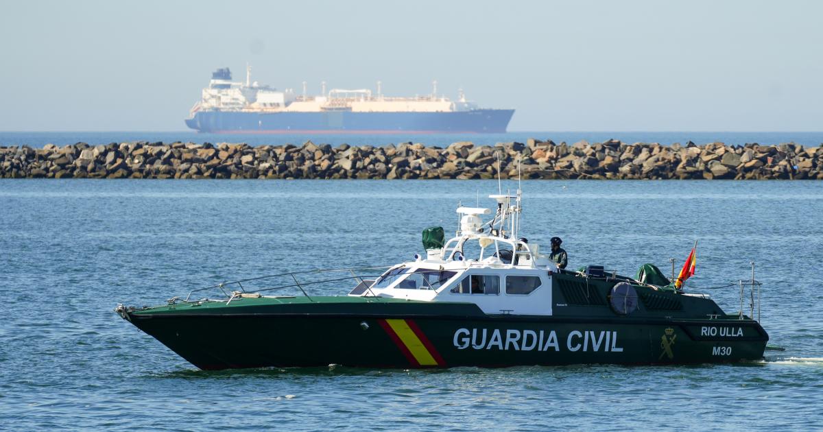Imagen de archivo de una patrullera de la Guardia Civil, ante el puerto de Huelva (Andalucía).
