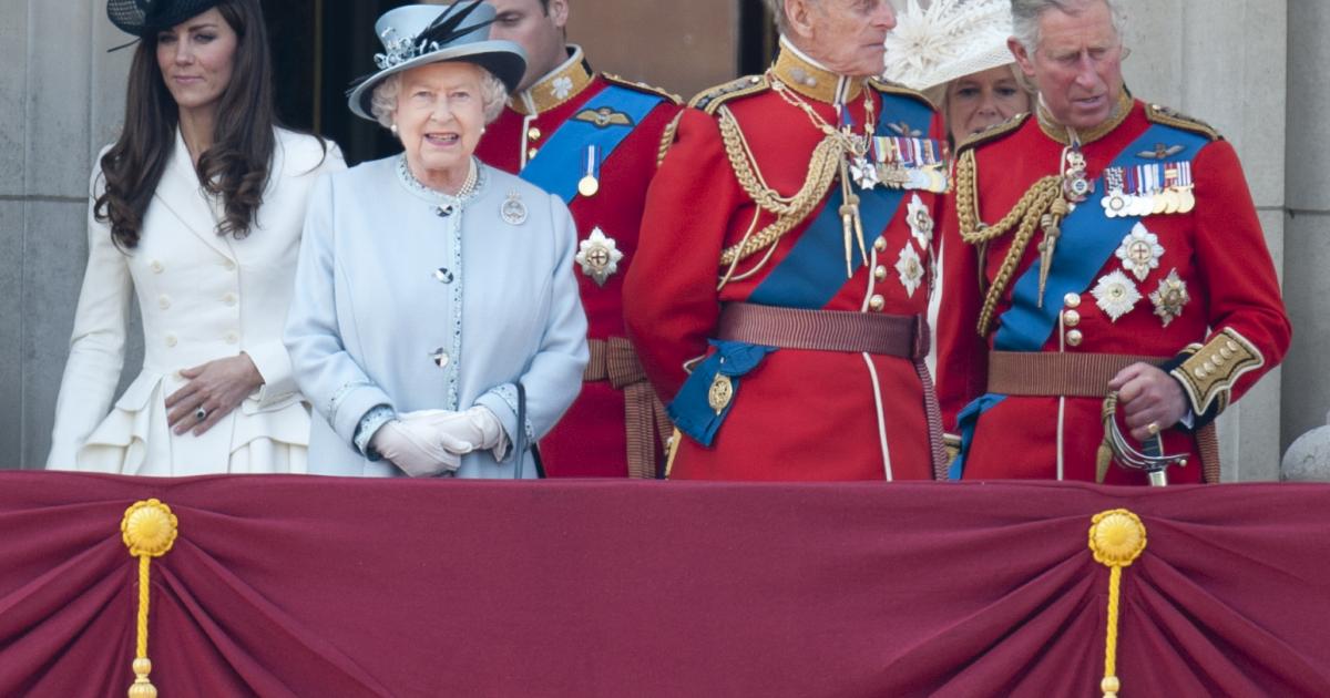 Kate Middleton, la reina Isabel II, el duque de Edimburgo y Carlos III en Trooping the Colour 2011