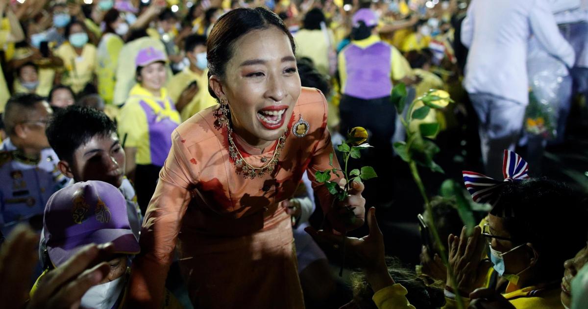 La princesa tailandesa Bajrakitiyabha saluda a los monárquicos en un acto frente al Gran Palacio en Bangkok (Tailandia), el 1 de noviembre de 2020.