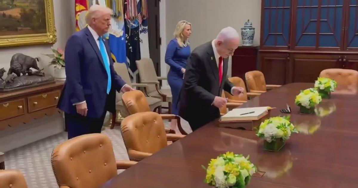 El momento viral en el que el presidente Trump le acomoda el sillón a su homólogo israelí durante una visita a la Casa Blanca.