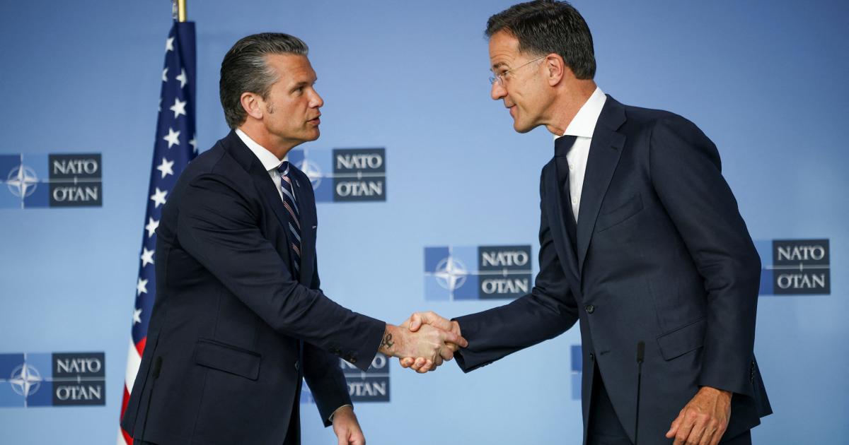 El secretario de Defensa de EEUU, Pete Hegseth, y el secretario general de la OTAN, Mark Rutte, se saludan en la sede de la Alianza en Bruselas (Bélgica), el 18 de junio de 2026.