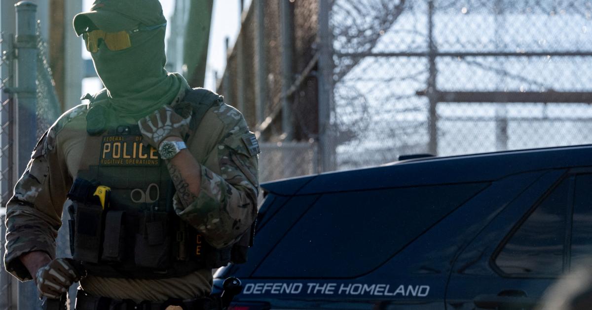 Un agente de Operaciones de Fugitivos hace guardia afuera del centro de detención del ICE en Delaney Hall, en Newark (Nueva Jersey, EEUU), el 28 de mayo de 2026.