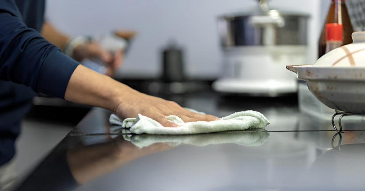 Una persona limpiando su encimera de la cocina