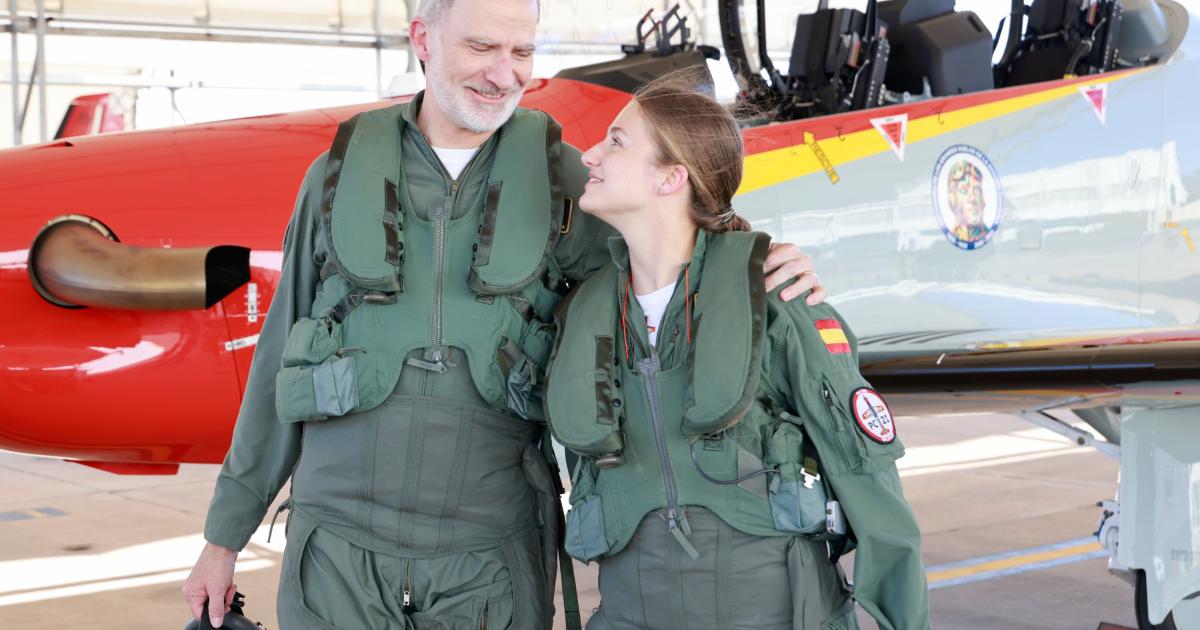 Felipe VI y la princesa Leonor tras su vuelo conjunto en la Academia de San Javier en Murcia.