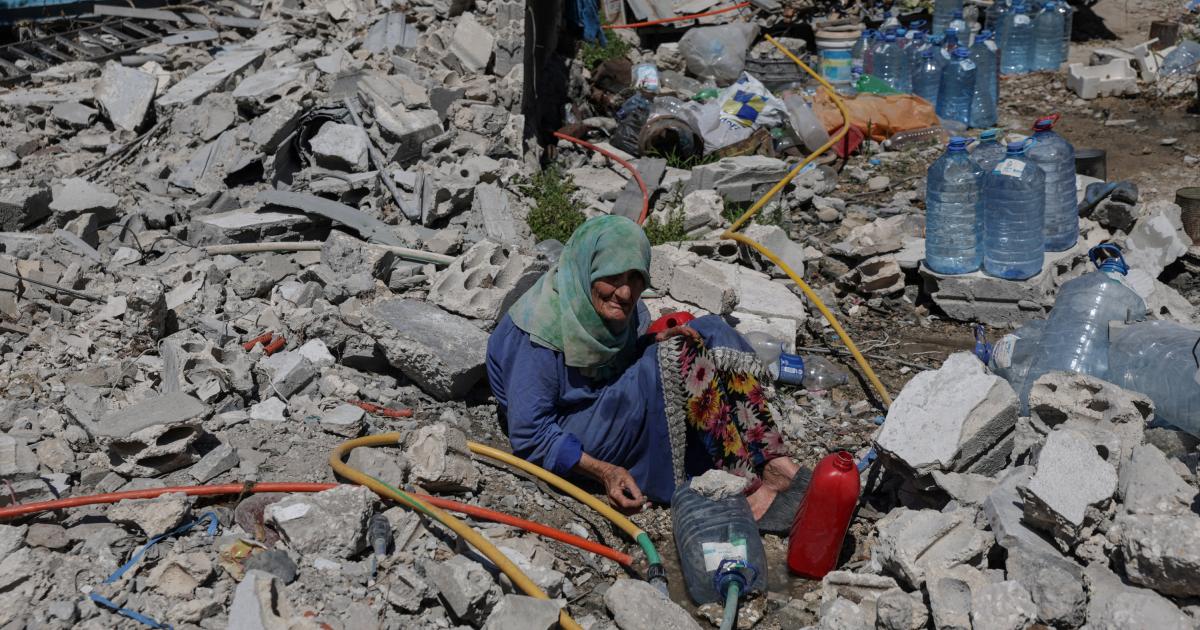 Khadija Amara, una civil libanesa que se niega a abandonar los restos de su hogar destruido por un bombardeo israelí, en Tiro (Líbano).