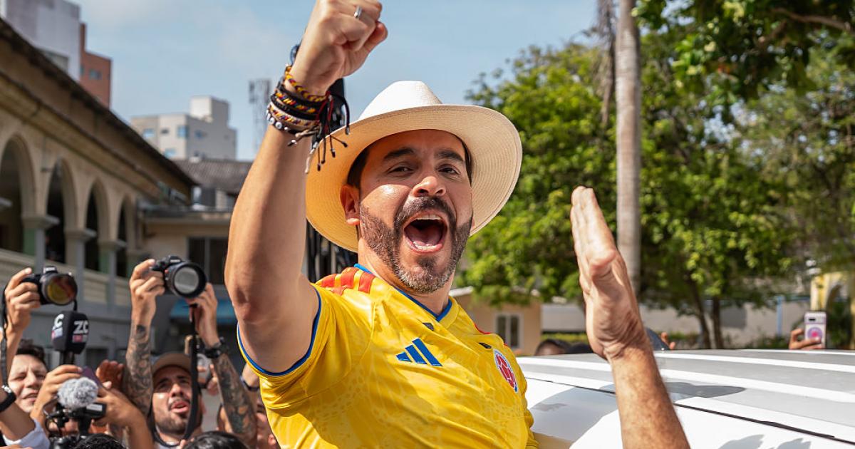 Abelardo de la Espriella, candidato de Salvación Nacional, saluda a sus partidarios tras emitir su voto en la segunda vuelta presidencial en Colombia, el 21 de junio de 2026, en Barranquilla.
