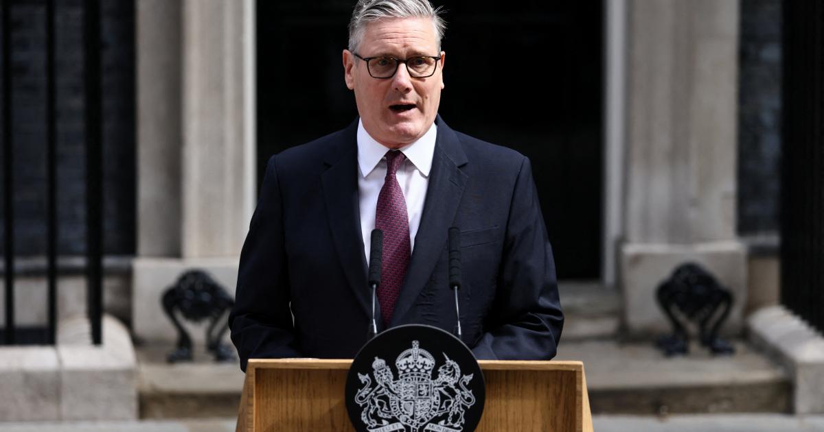 El primer ministro británico, Keir Starmer, anuncia el calendario de su dimisión frente al número 10 de Downing Street, en Londres, el 22 de junio de 2026.
