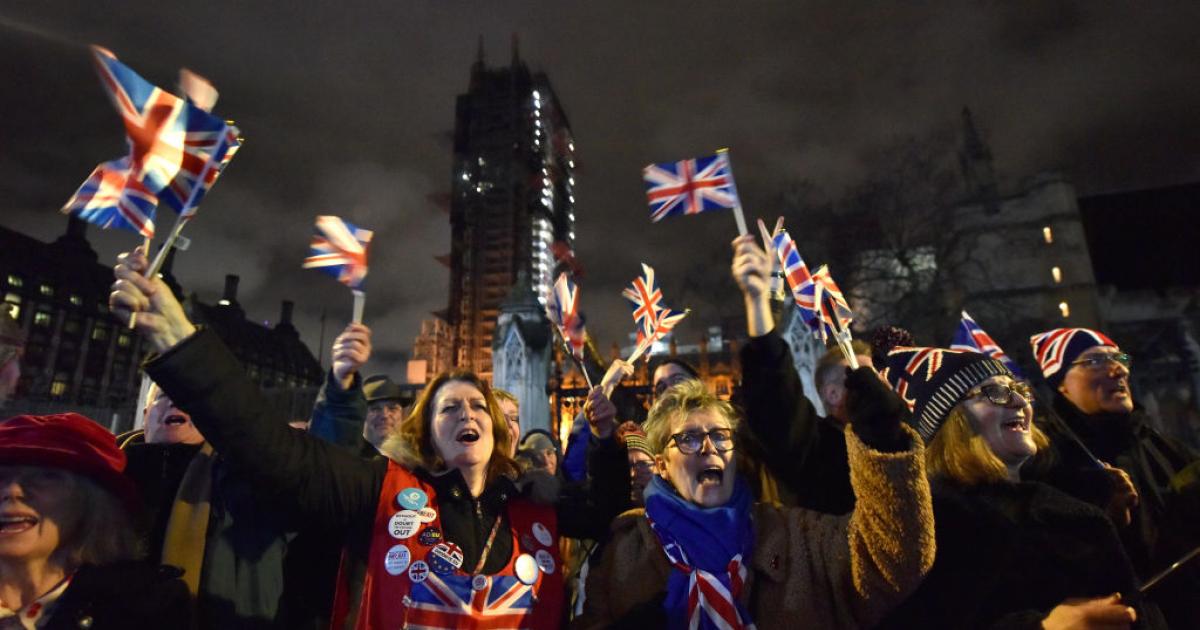 Partidarios del Brexit celebran la salida de la UE en una fiesta frente al Parlamento en Parliament Square, el 31 de enero de 2020 en Londres (Reino Unido). Ese día fue oficial lo votado en 2016.