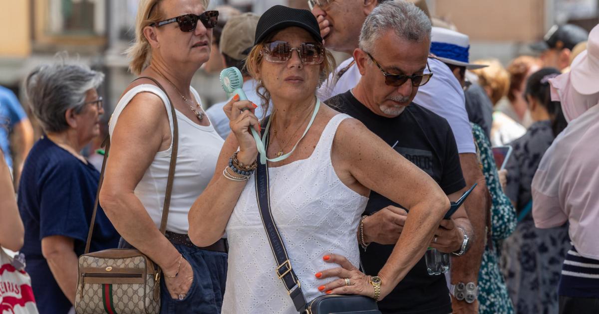 Varios turistas pasean por Toledo, este domingo, en plena ola de calor con temperaturas superiores a 39-40 grados.