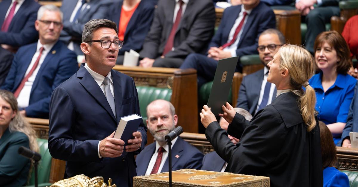Andy Burnham jura su cargo como miembro del Parlamento por Makerfield en la Cámara de los Comunes, en Londres (Reino Unido), el 22 de junio de 2026.