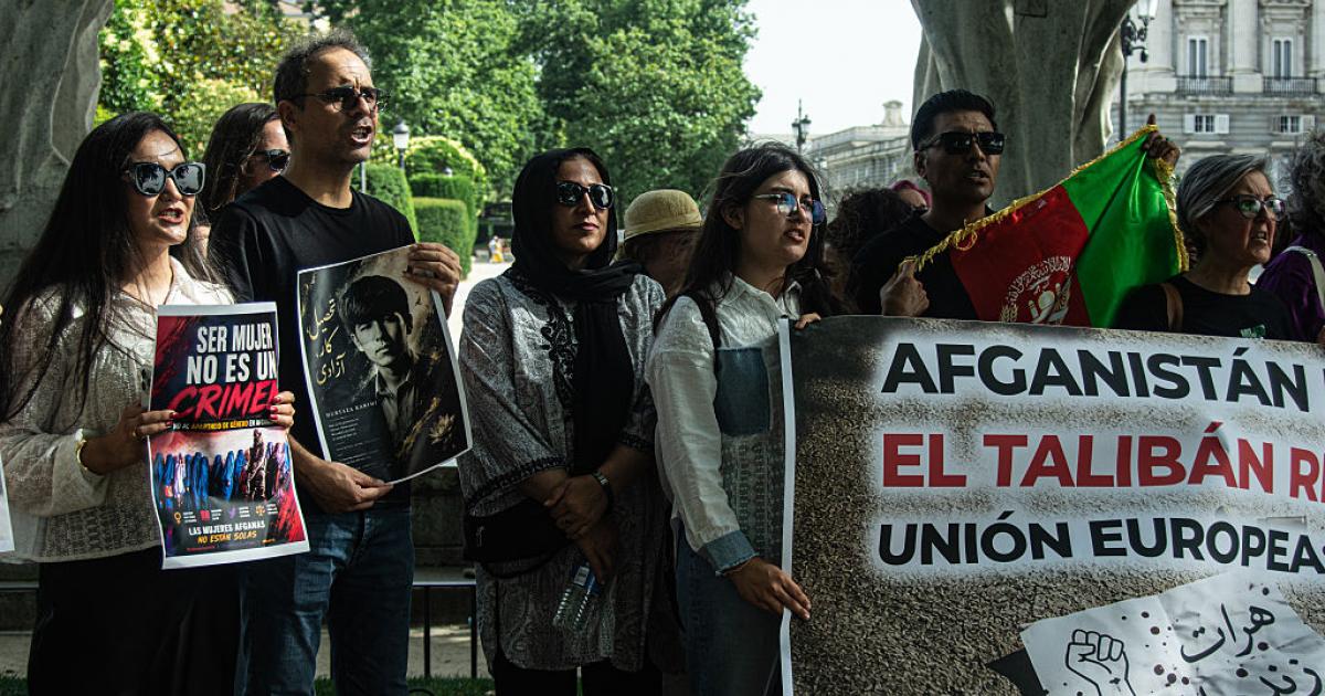 Manifestantes se congregan en la Plaza de Oriente de Madrid, el 20 de junio de 2026, en apoyo a las mujeres y niñas afganas y contra las conversaciones con la UE.