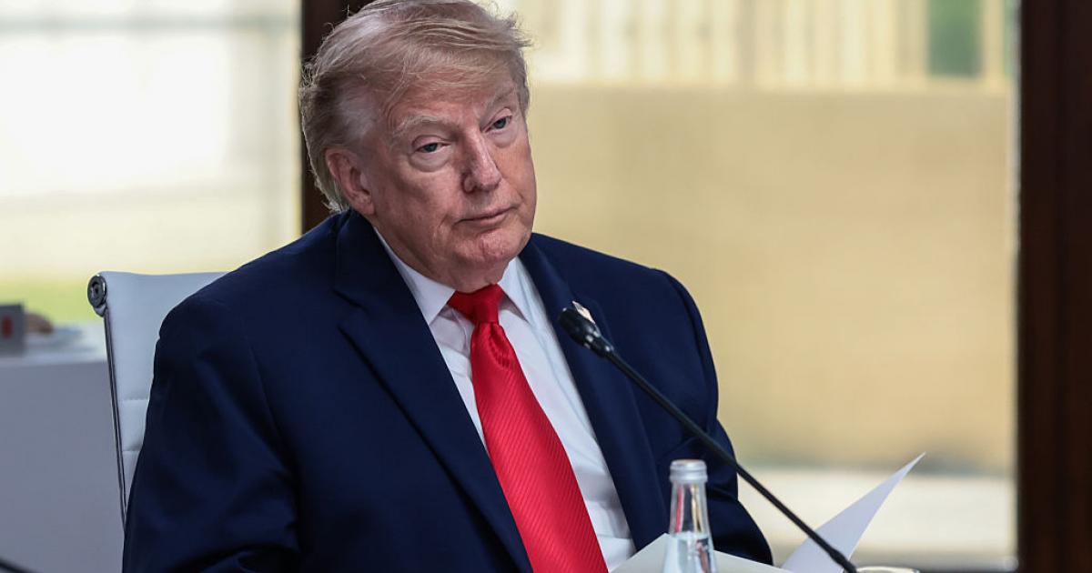 Un serio presidente de EEUU, Donald Trump, asiste a un almuerzo de trabajo con líderes del G7 y de Oriente Medio en Evian-les-Bains (Francia), el 16 de junio de 2026.