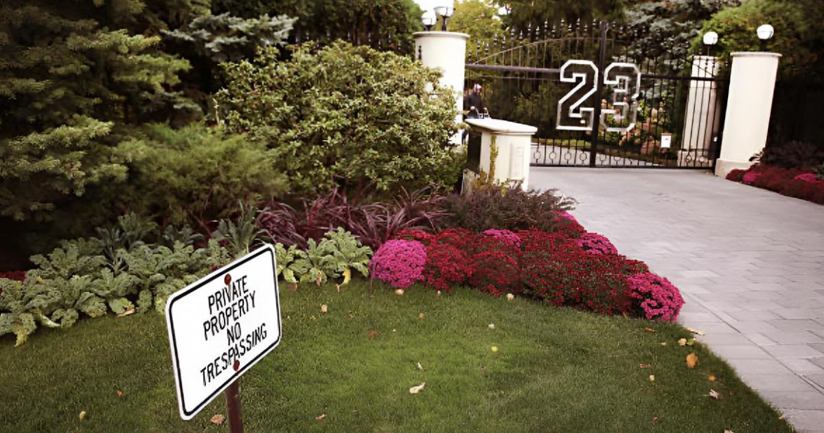 La entrada de la mansión de Michael Jordan