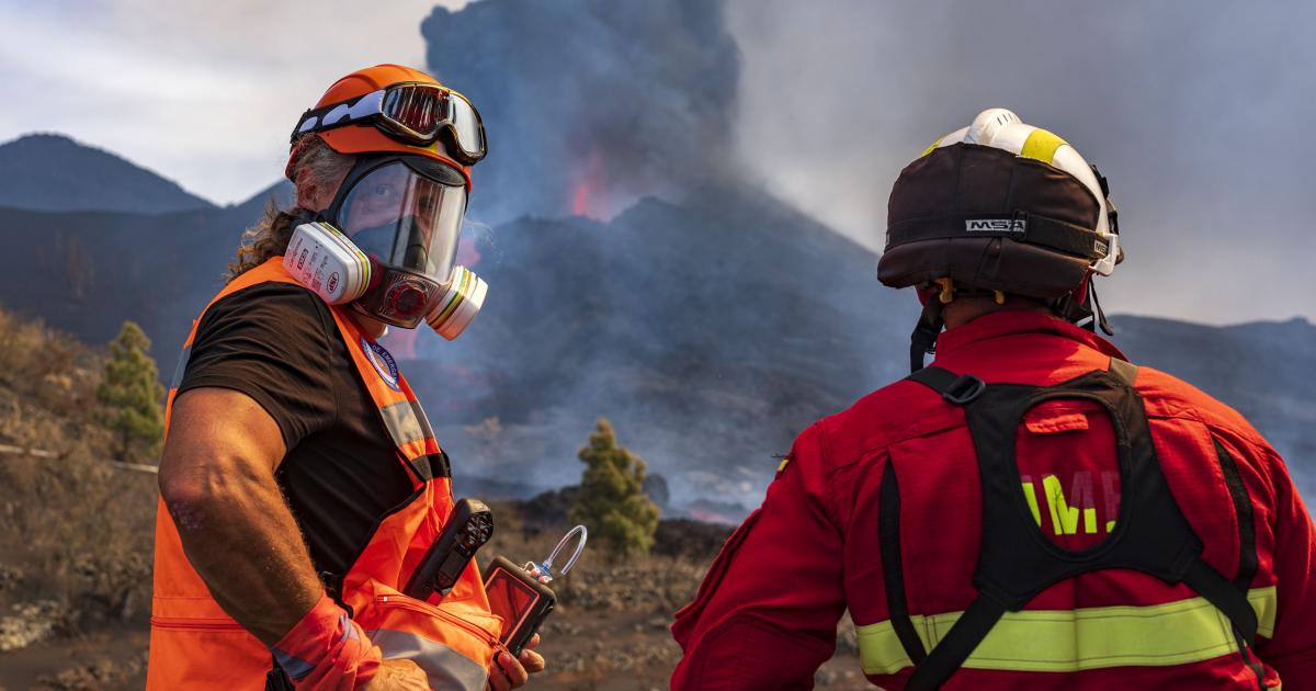 Raúl Pérez, del Instituto Geológico y Minero de España, trabajando durante la erupción del volcán de La Palma en 2021