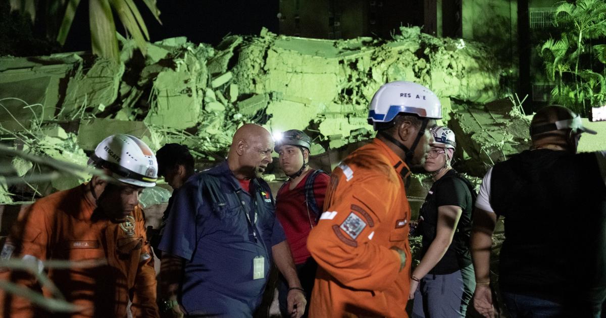 Trabajadores de emergencias trabajan entre los escombros de edificios en Caracas, Venezuela, tras el terremoto