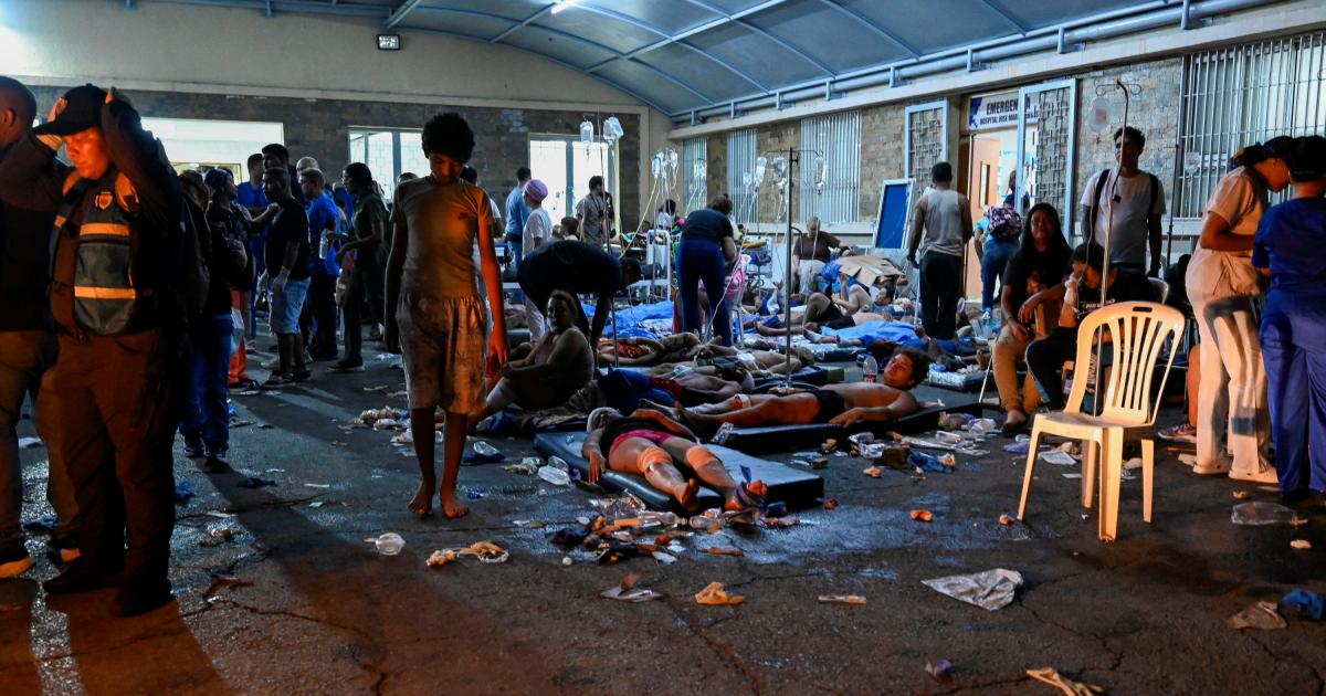 Un grupo de afectados recibe tratamiento en un hospital de campaña, tras los terremotos en La Guaira (Venezuela), el 24 de junio de 2026.