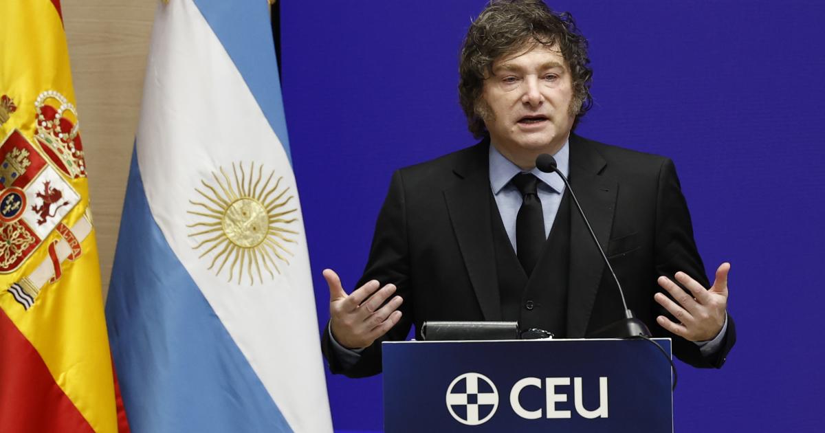 El presidente de Argentina, Javier Milei, recibe la Medalla de Honor de la universidad privada CEU San Pablo durante una visita a Madrid.
