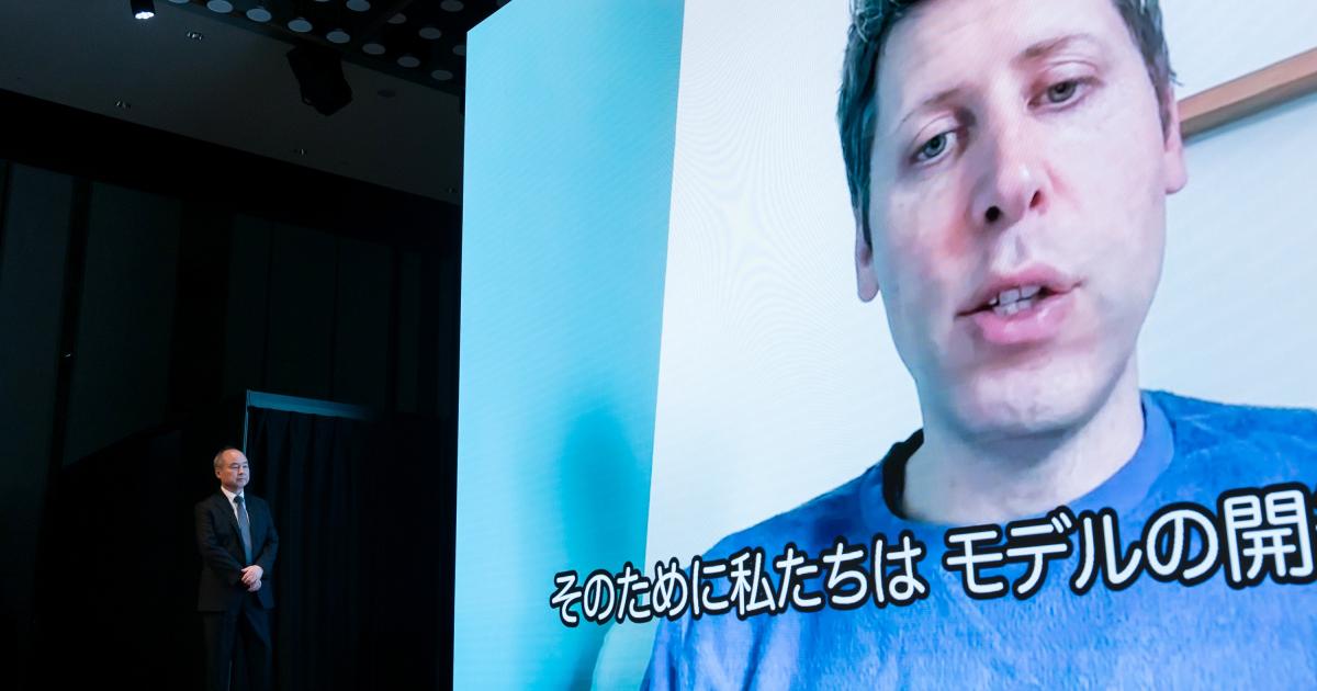 Sam Altman, en una enorme pantalla con subtítulos en japonés