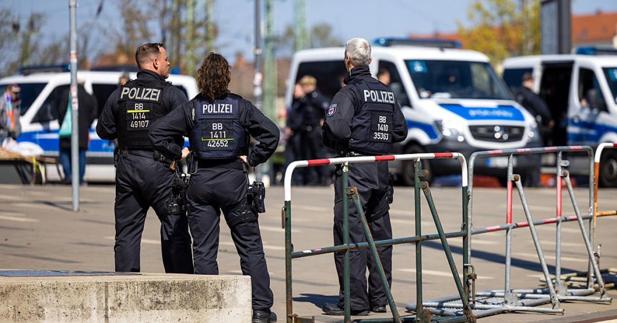 Agentes de policía en la comisaría principal de Brandeburgo (Alemania), 11 de abril de 2026, en un retén de seguridad.