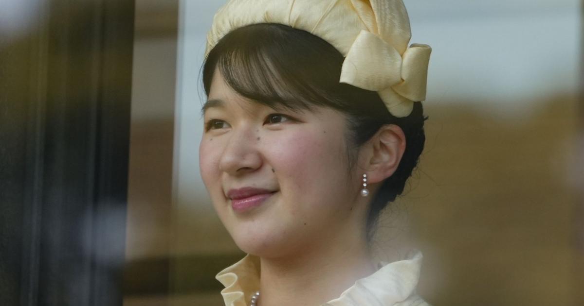 Aiko de Japón en una aparición en el balcón del palacio imperial de Tokyo