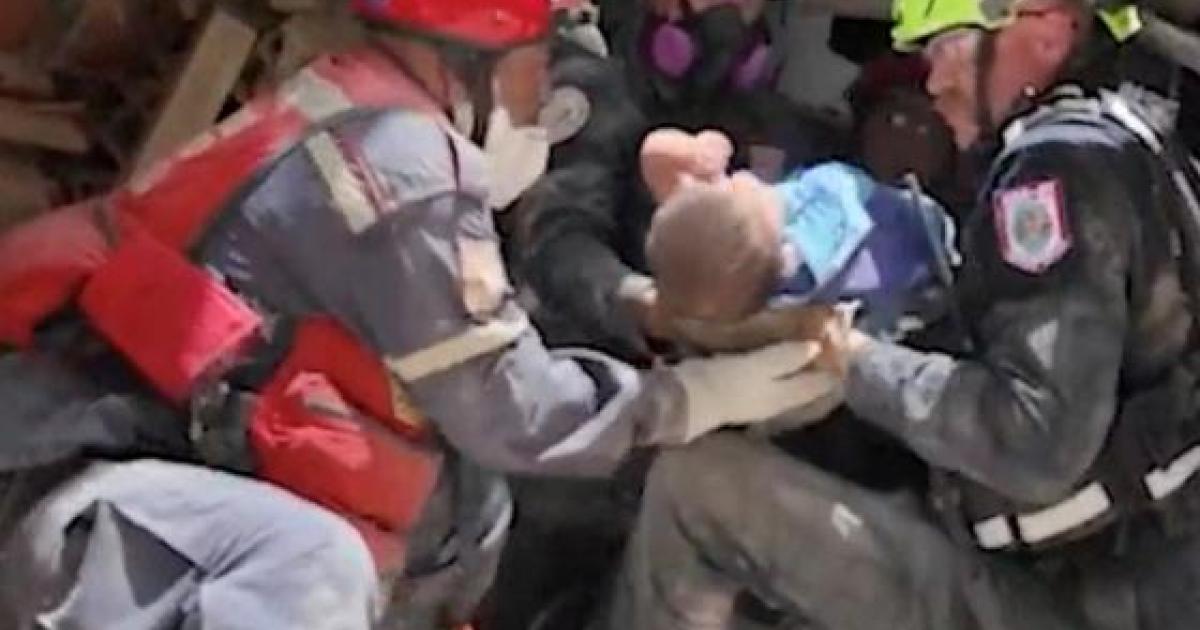 Captura de un vídeo publicado el 27 de junio de 2026, en la que se ve a trabajadores de emergencia transportando a un bebé rescatado de entre los escombros tras los terremotos en La Guaira (Venezuela).