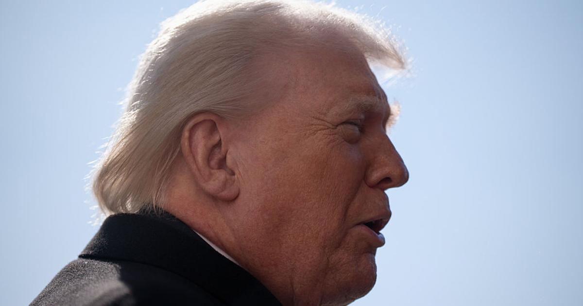 El presidente de EEUU, Donald Trump, en la Casa Blanca, a punto de subir a bordo del helicóptero Marine One, el 13 de febrero de 2026.