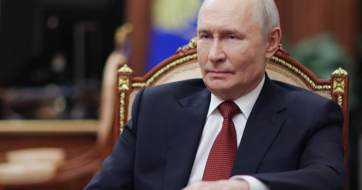 El presidente ruso Vladimir Putin responde a las preguntas del periodista Pavel Zarubin durante una entrevista en el Kremlin, el 28 de junio de 2026.