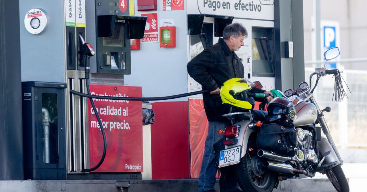 Un señor reposta gasolina con su moto en una estación de servicio de Madrid, el 28 de octubre de 2024.