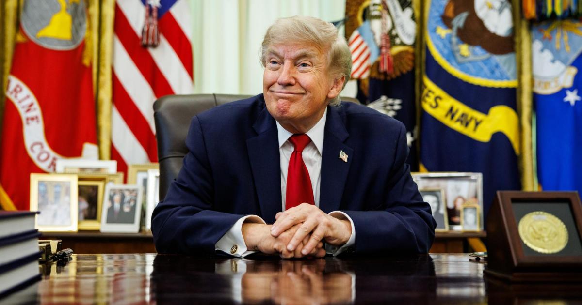 El presidente estadounidense Donald Trump, en el Despacho Oval, antes de firmar una orden ejecutiva sobre reparaciones de vehículos, el 29 de junio de 2026.