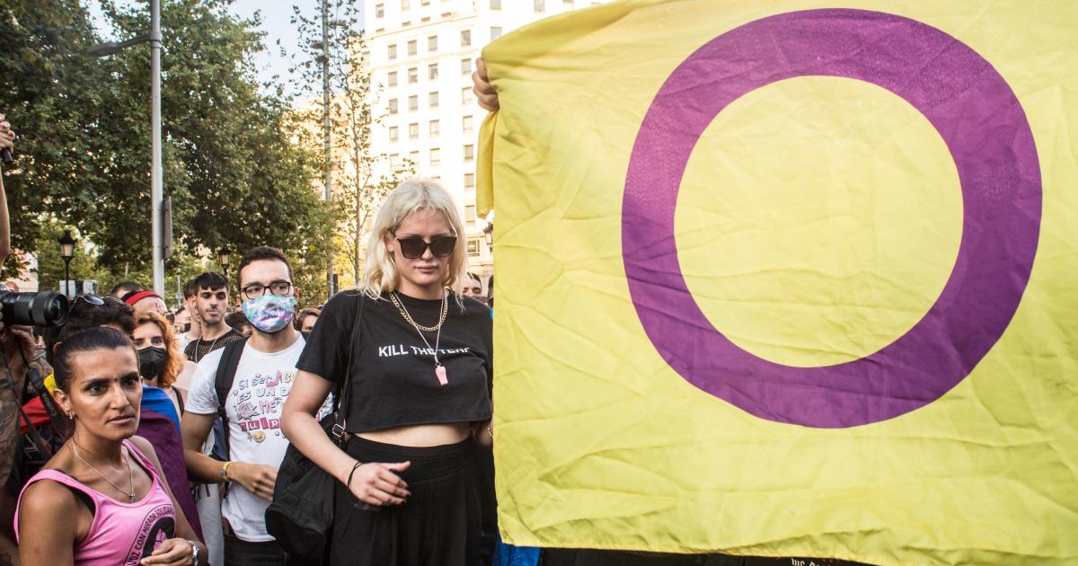 Bandera intersex en la manifestación del Orgullo LGTBIQ+ en Barcelona en 2022.