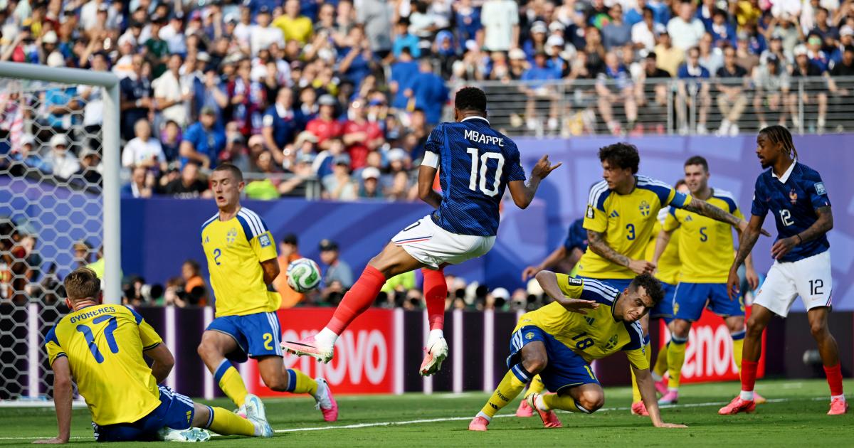 Kylian Mbappé, marcando ante Suecia