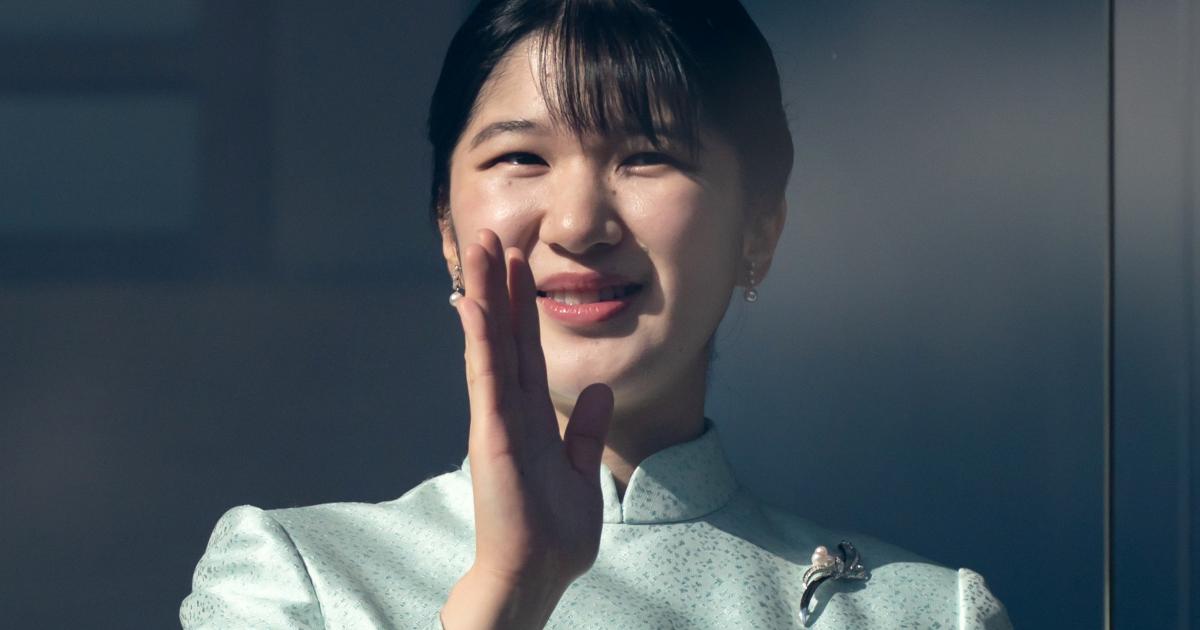 Aiko de Japón saludando en su aparición por el año nuevo