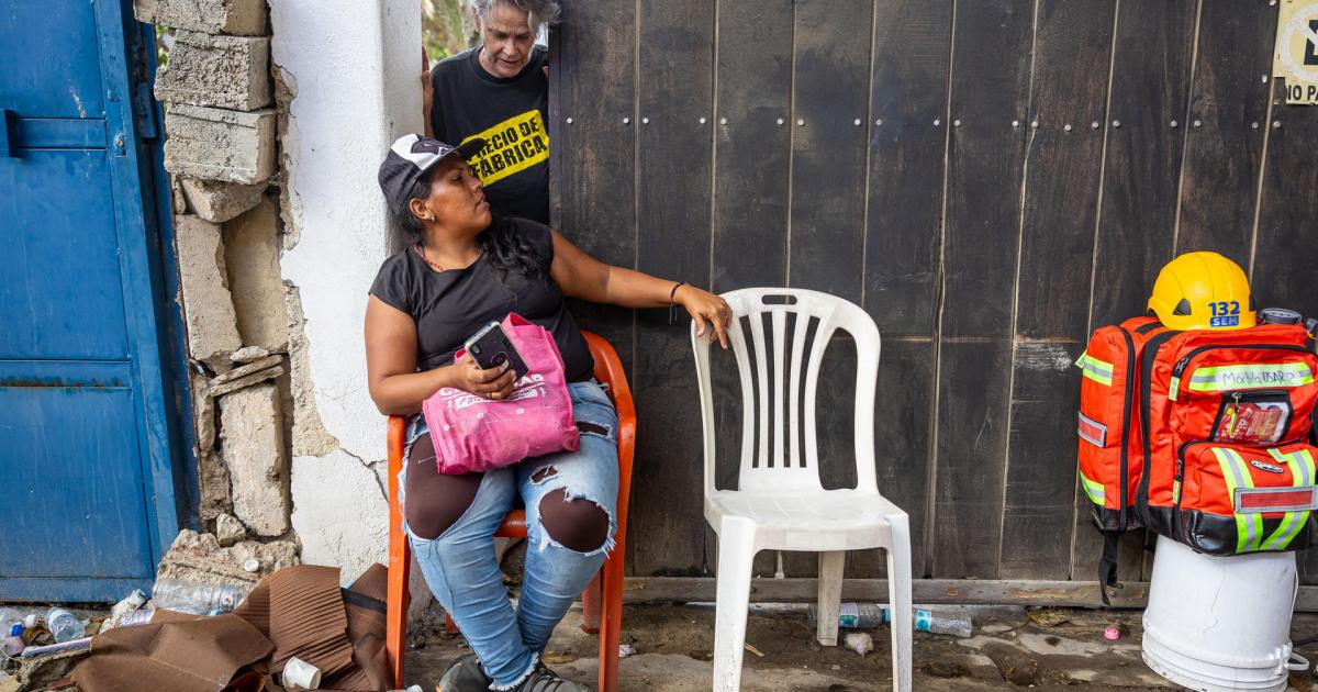 Gusbimar González espera información de su esposo Hernan Gil, que sigue atrapado en los escombros de un edificio en Catia La mar, en La Guaira (Venezuela), el 30 de junio de 2026.