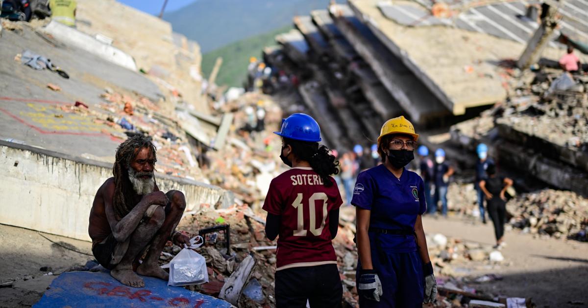 Personal de rescate en el epicentro del doble terremoto de Venezuela, en Carabellada (La Guaira).