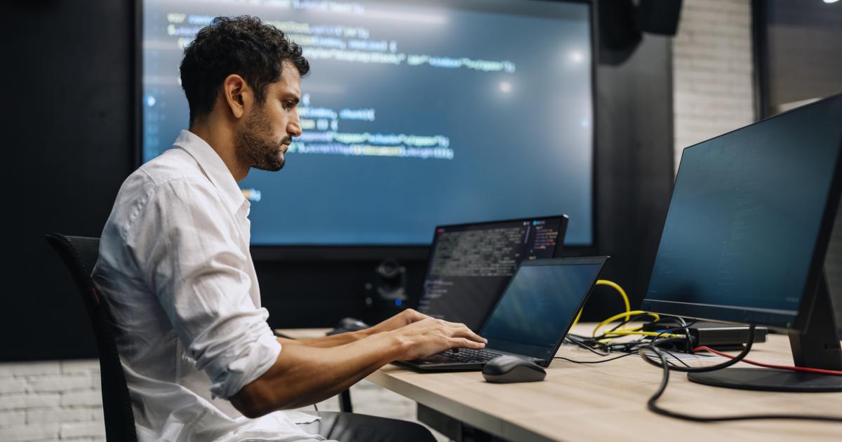 Un experto en informática trabajando.